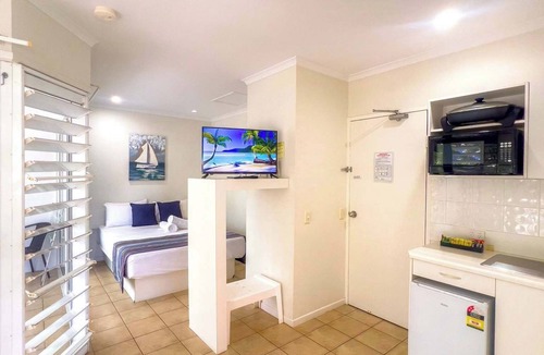 Jubilee Pocket Apartment | Whitsundays Mango House Studio with Pool