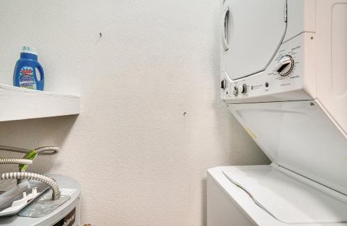 Northeast Dallas Apartment | Whole 1 Bedroom Apt w Swimming Pool Condo 2 Mi to White Rock Lake!