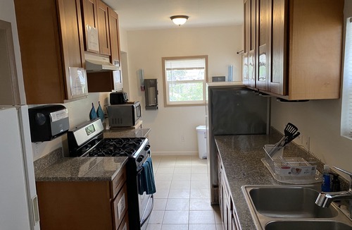 Old North Sacramento Hostel | WHOLE Family - Barrette - Hostel