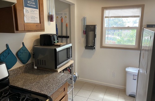 Old North Sacramento Hostel | WHOLE Family - Barrette - Hostel