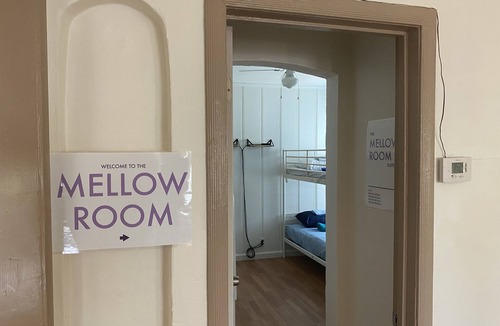 Old North Sacramento Hostel | WHOLE Family - Barrette - Hostel