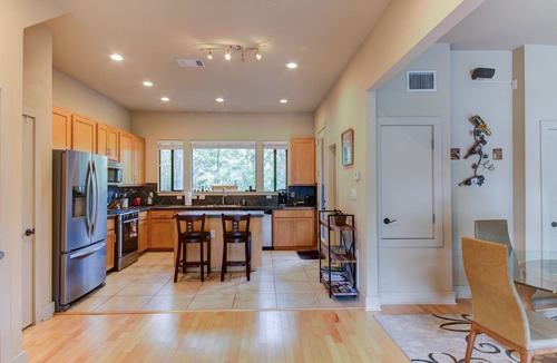 MLK House | Whole Home Air Cleaner, Quiet surroundings, deck and Jacuzzi, near golf course