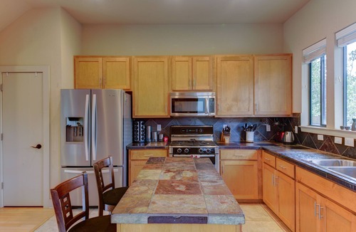 MLK House | Whole Home Air Cleaner, Quiet surroundings, deck and Jacuzzi, near golf course