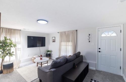 Wichita House | Whole Home Remodeled 1 Bed West Side Coffee Smrt TV WIFI