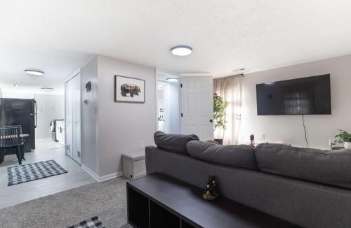 Wichita House | Whole Home Remodeled 1 Bed West Side Coffee Smrt TV WIFI