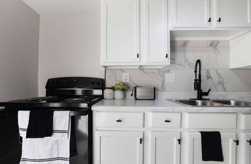 Wichita House | Whole Home Remodeled 1 Bed West Side Coffee Smrt TV WIFI