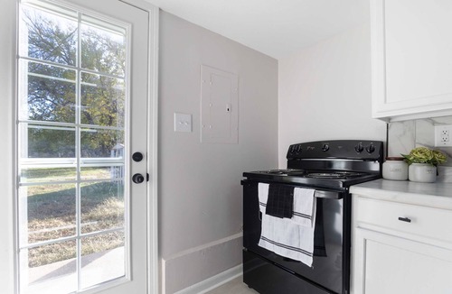 Wichita House | Whole Home Remodeled 1 Bed West Side Coffee Smrt TV WIFI