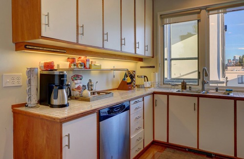Eastlake Condo | Whole Home Walk to Fred Hutch 2BR with Deck