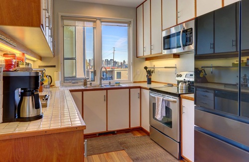 Eastlake Condo | Whole Home Walk to Fred Hutch 2BR with Deck