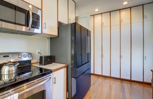 Eastlake Condo | Whole Home Walk to Fred Hutch 2BR with Deck