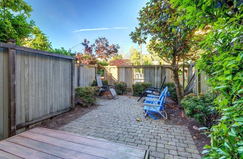 Eastlake Condo | Whole Home Walk to Fred Hutch 2BR with Deck