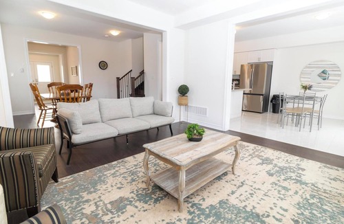 Paris House | Whole House 3 BR 2.5 WR Close to Downtown & HW 403