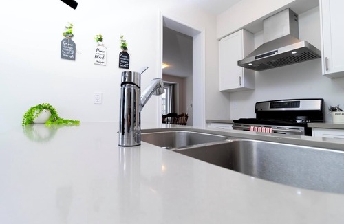 Paris House | Whole House 3 BR 2.5 WR Close to Downtown & HW 403