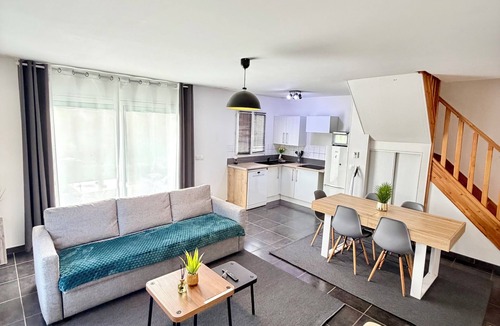 Ambares-et-Lagrave House | WHOLE HOUSE JACUZZI RECEPTION OPEN 24/7