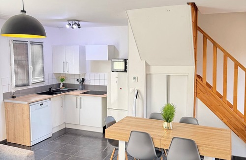 Ambares-et-Lagrave House | WHOLE HOUSE JACUZZI RECEPTION OPEN 24/7