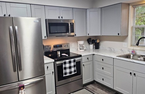 Janesville Condo | Whole House - Sleeps 6 - Remodeled Kitchen & Bath - Near I-90 - North Side Jvl