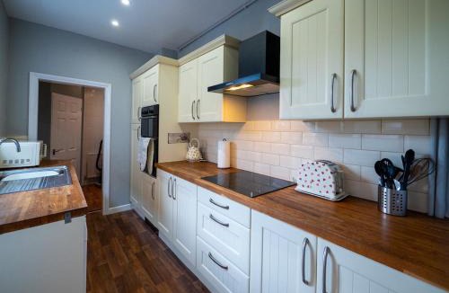 Tamworth Apartment | Whole Town House - Town centre!