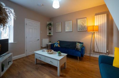 Tamworth Apartment | Whole Town House - Town centre!