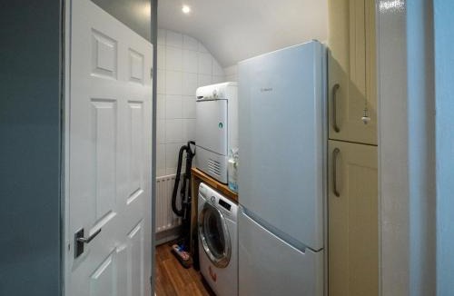 Tamworth Apartment | Whole Town House - Town centre!