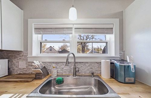 Wichita House | Wichita Getaway Popcorn Fast Wi-Fi & free Coffee bar