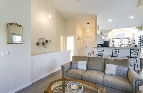 Greenwich House | Wichita Townhome w/Patio: 9 Mi to Downtown!