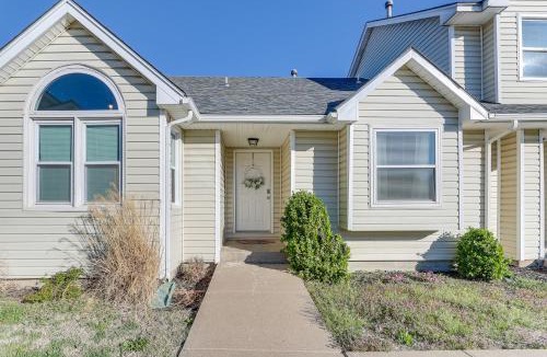 Greenwich House | Wichita Townhome w/Patio: 9 Mi to Downtown!