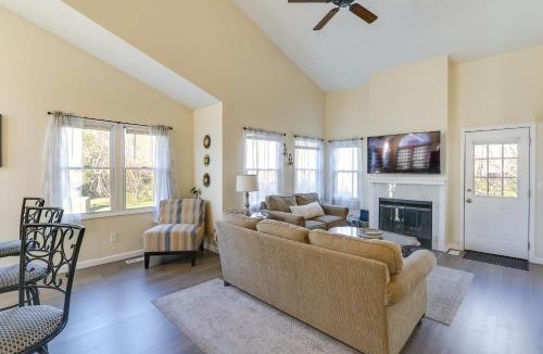 Greenwich House | Wichita Townhome w/Patio: 9 Mi to Downtown!