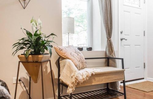 Pulaski Park Apartment | Wicker Park 1-BR Walk to Train & Grocery Easy Downtown Access