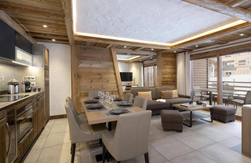 Chamonix City Centre Apartment | Wifi, 50m from shops, fitness, swimming pool, sauna, hammam, balcony, ski locker, 60m², Chamonix