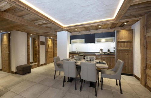 Chamonix City Centre Apartment | Wifi, 50m from shops, fitness, swimming pool, sauna, hammam, balcony, ski locker, 60m², Chamonix