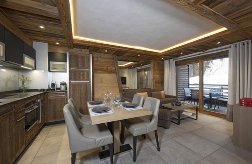 Chamonix City Centre Apartment | Wifi, 50m from shops, fitness, swimming pool, sauna, hammam, balcony, ski locker, 40m², Chamonix