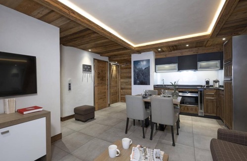 Chamonix City Centre Apartment | Wifi, 50m from shops, fitness, swimming pool, sauna, hammam, balcony, ski locker, 40m², Chamonix