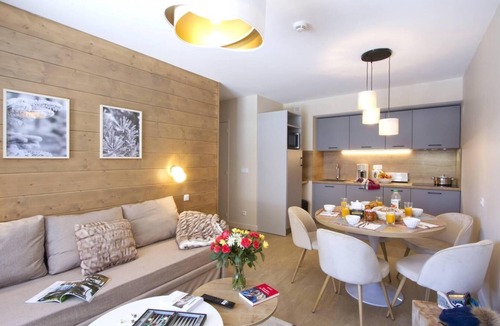 Eclose-Est Apartment | Wifi, at the foot of shops, fitness, swimming pool, sauna, hammam, balcony, parking, tv, ski locker