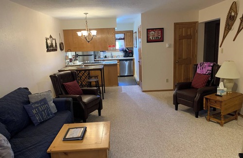 Angel Fire Condo | WiFi.Clean & Updated 2 Bedroom, 2 Bath w/Smart TV’s, travel locker