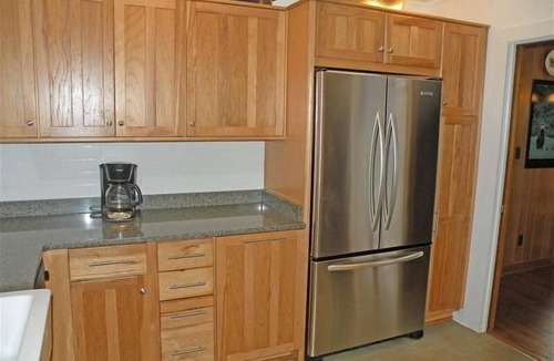 Huddleston House | Wifi, Hot Tub, Pool Table, Sleeps 16! Private Retreat! Come Visit "Glendalough"!
