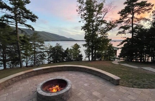 Huddleston House | Wifi, Hot Tub, Pool Table, Sleeps 16! Private Retreat! Come Visit "Glendalough"!