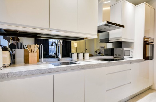 Wigan Apartment | Wigan - Apartment - Sleeps 6 - Parking