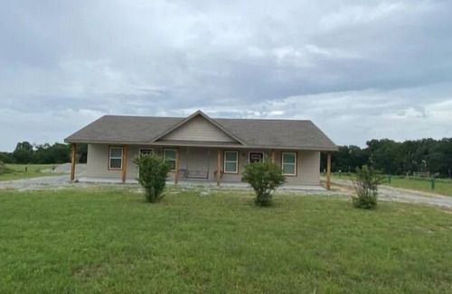 Thackerville Cottage | WILD CARD SUITE: Unit B. Casino Retreat & Pickleball court