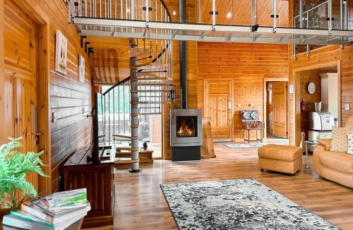 Hopton House | Wild Grape Lodge