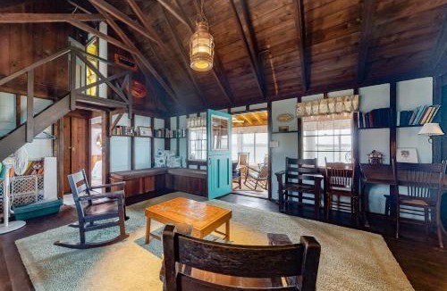 East Chop House | Wild Oak Oasis