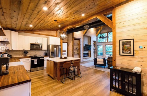 Rogers Cabin | Wild Turkey Overlook Two Decks, Views, Hot Tub!