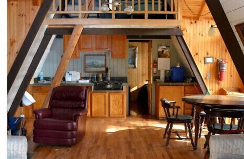 Richland Cabin | Wilderness Maple Leaf Cabin on Private Laken