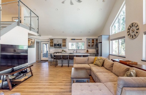 Alta House | Wilderness retreat with hot tub & balcony access