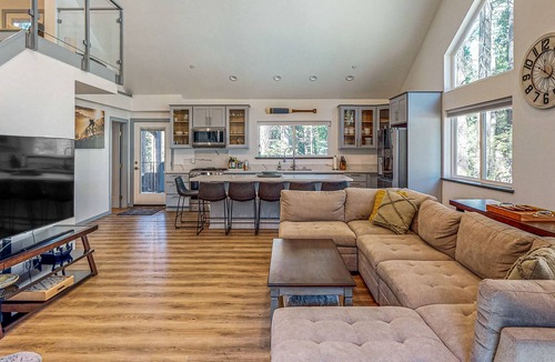 Alta House | Wilderness retreat with hot tub & balcony access