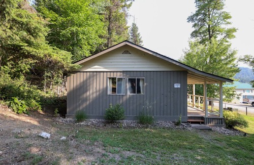 Colville Cabin | Wilderness West Resort Cabin 3