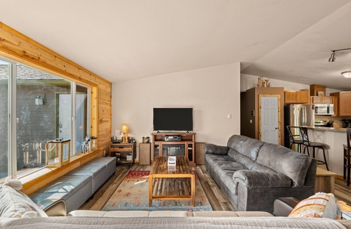 Leavenworth House | Wildflower Villa -Beautiful Setting with a Scenic