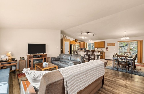 Leavenworth House | Wildflower Villa -Beautiful Setting with a Scenic