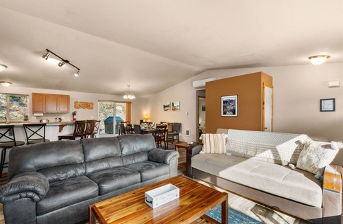 Leavenworth House | Wildflower Villa -Beautiful Setting with a Scenic