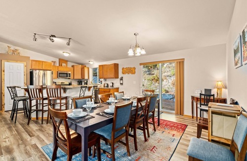 Leavenworth House | Wildflower Villa -Beautiful Setting with a Scenic