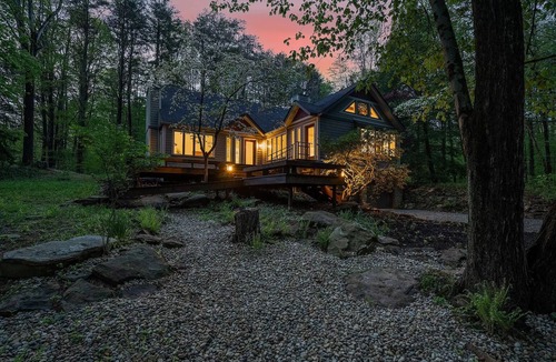Trafalgar House | "Wildwood Acres"nPeaceful Wooded Retreat